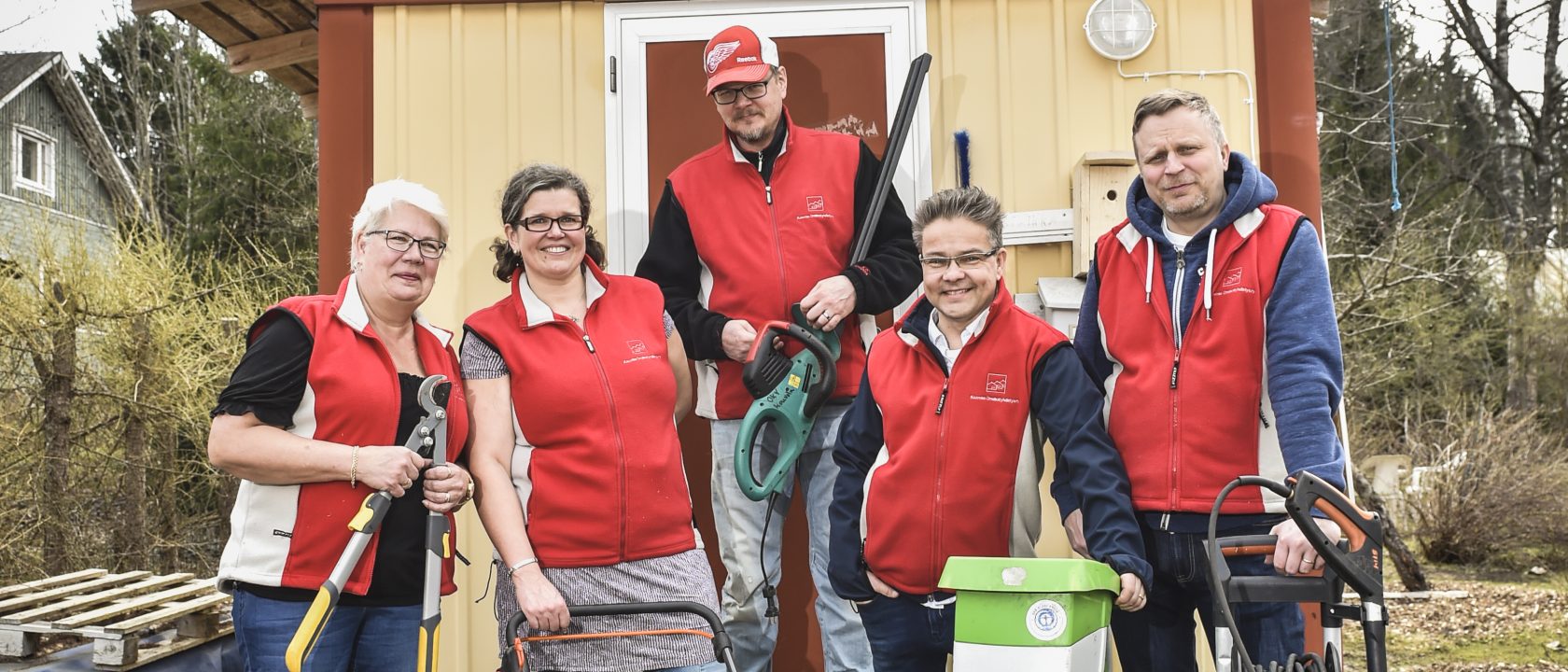 Kuvassa viisi Kouvolan Omakotiyhdistyksen aktiivia.