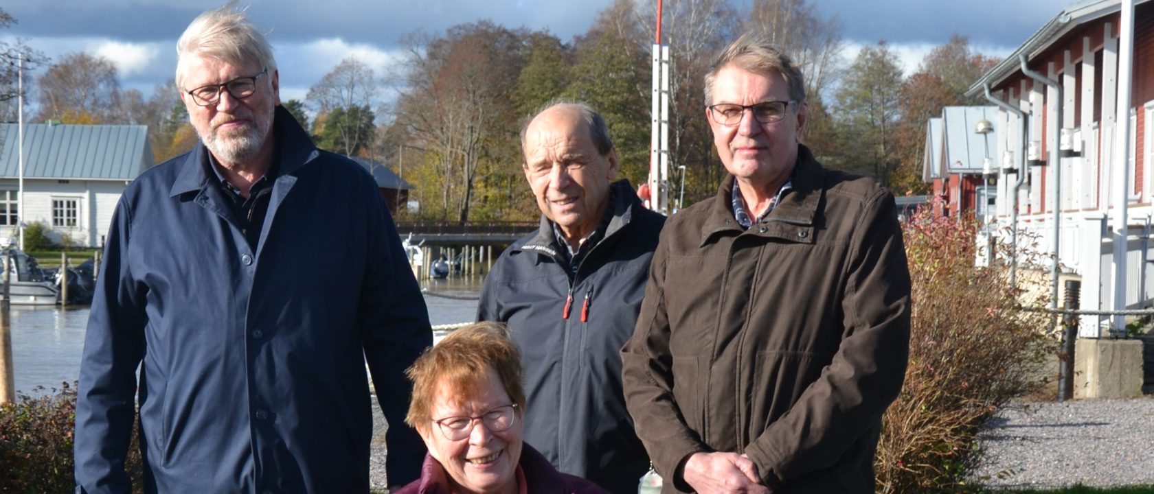 På bilden finns fyra personer. Mirja Lehtovaara (i främre raden) och i bakre raden Markku Pakkanen, Göran Nyman och Jyrki Kannosto.