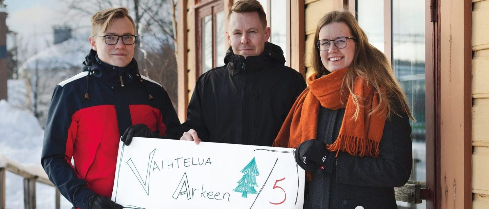 Kuvassa kolme henkilöä. Vasemmalta oikealle: Kai Ikonen, Mika Korhonen ja Riikka Rainio. Heillä on kyltti kädessä, jossa lukee: vaihtelua arkeen 6/5