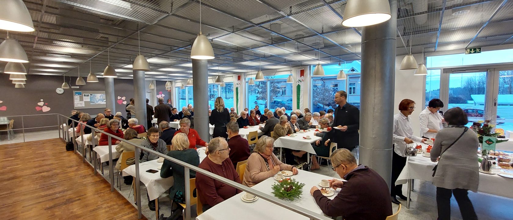 Iisalmen omakotiyhdistyksen jäsenet kakkukahveilla yhdistyksen 25-vuotisjuhlilla.