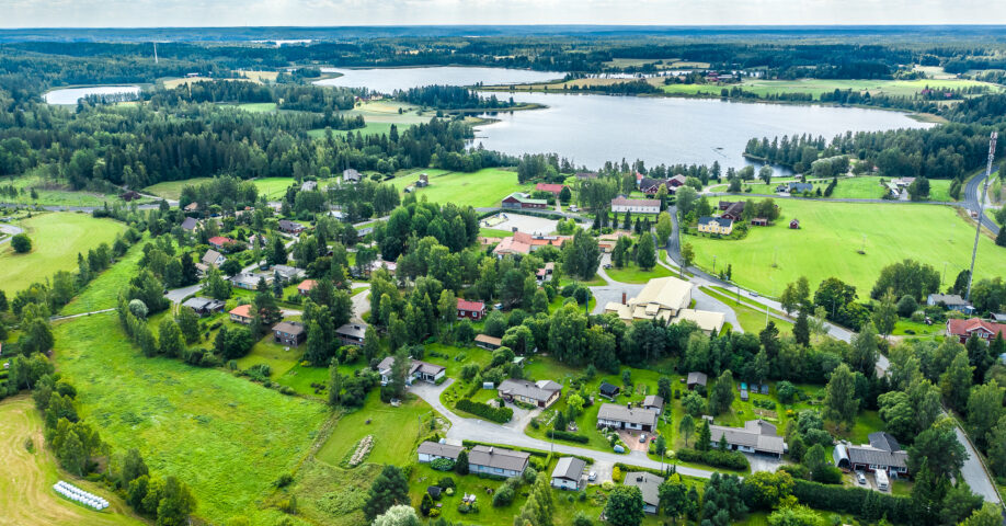 Ilmakuva Sastamalan Suodenniemestä. Taustalla on järvi, ja etualalla puita, peltoja ja pientaloja.