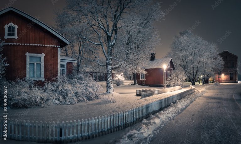 Näkymä omakotitalon pihalle talvi-iltana