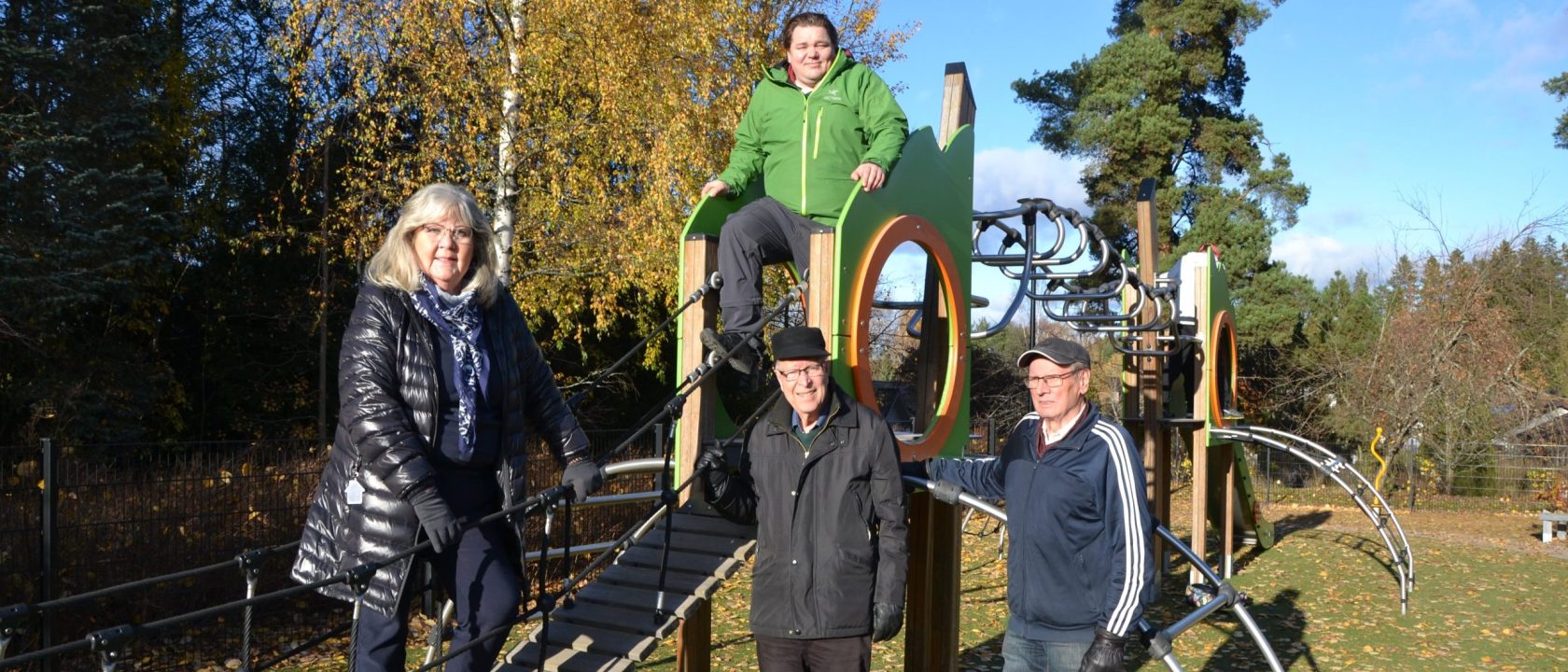 Kuvassa neljä henkilöä seisoo ulkona leikkipuistossa. Vasemmalla Hannele Puusa-Ruohonen, Ville Myllymäki, Olavi Räty ja Antero Saarela.