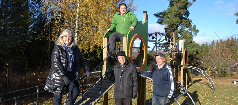 Kuvassa neljä henkilöä seisoo ulkona leikkipuistossa. Vasemmalla Hannele Puusa-Ruohonen, Ville Myllymäki, Olavi Räty ja Antero Saarela.