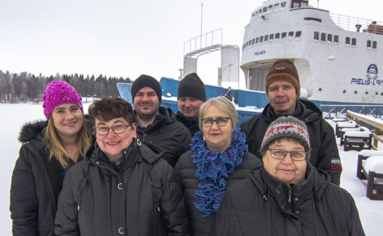 Kuvassa Lieksan hallituksen jäsenet Annika Ullgren, Maija Vaakanainen, Aki Ikonen, Markus Kärkkäinen, Tuula Rötsä, Marko Pyykkö ja Ritva Heikkinen kuvattiin Lieksan satamassa. Taustalla on Suomen sisävesien suurin autolautta.