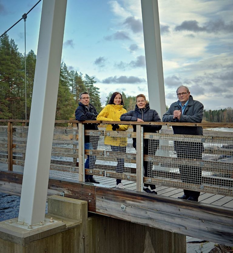 Kuvassa neljä henkilöä sillalla. Vasemmalta lähtien Reijo Niemi, Henna Vanhanen, Susanne Puirava ja Juhani Hiironen.