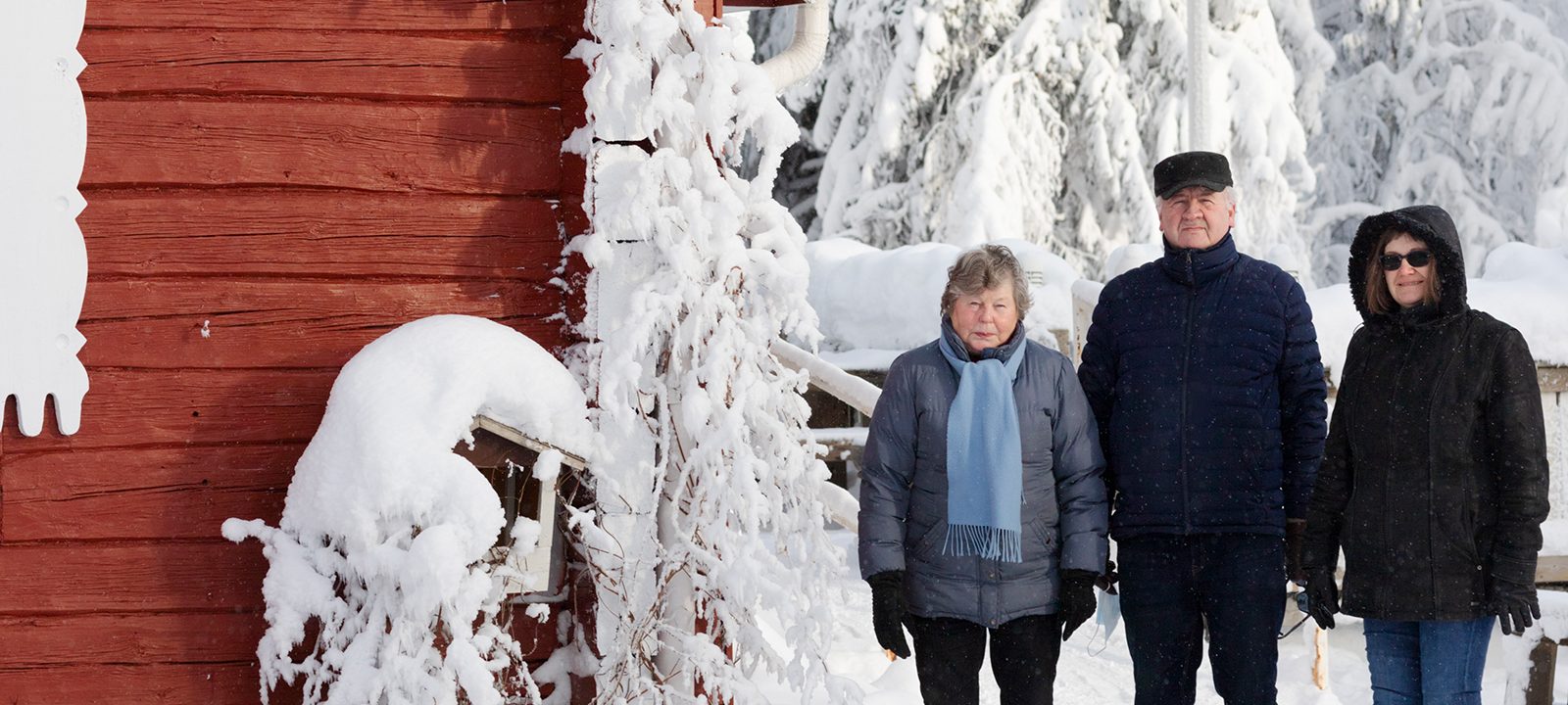 Kuvassa kolme Kuopion omakotiyhdistysaktiivia Puijon tornin juurella