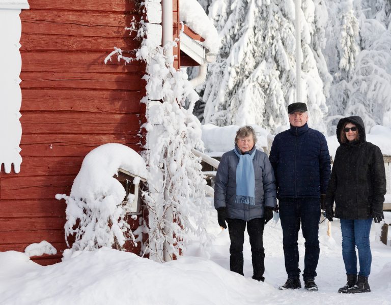 Kuvassa kolme Kuopion omakotiyhdistysaktiivia Puijon tornin juurella