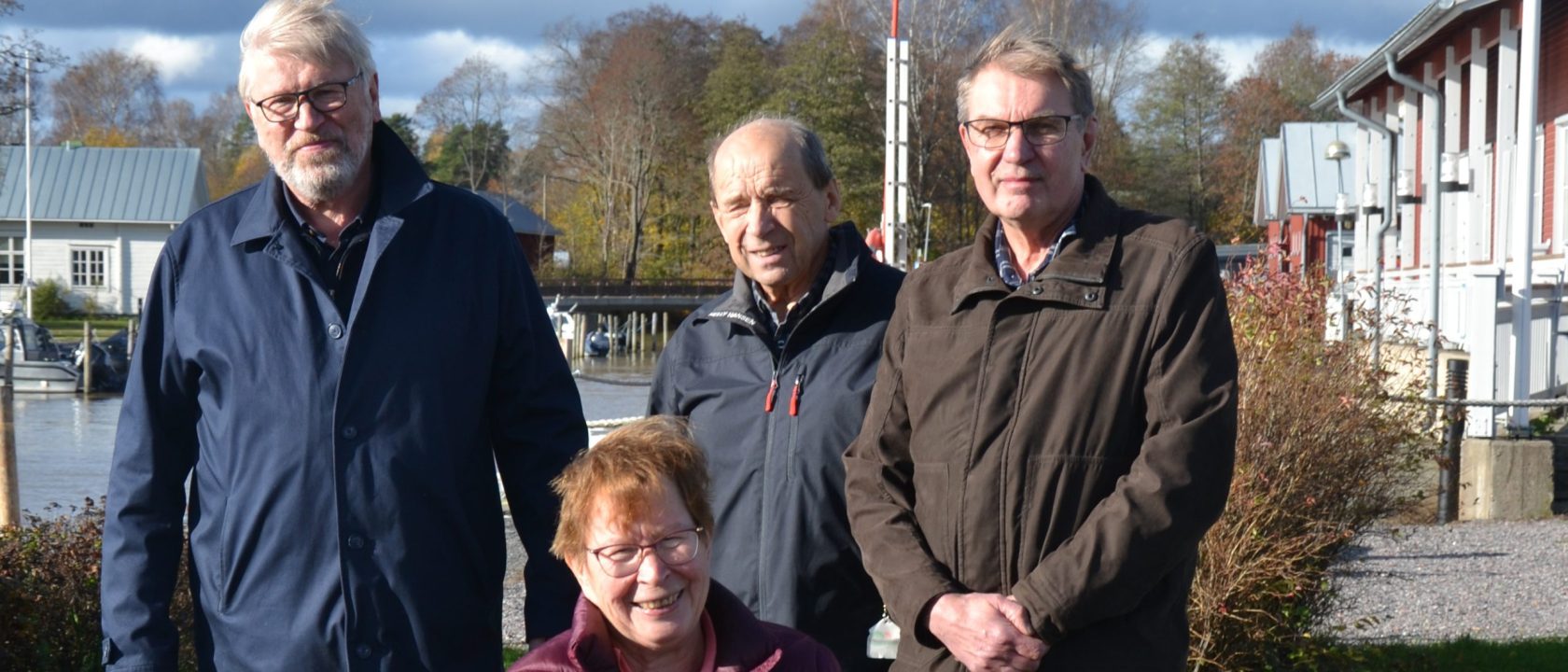 Kuvassa neljä henkilöä. Eturivissä Mirja Lehtovaara ja takarivissä Markku Pakkanen, Göran Nyman ja Jyrki Kannosto.