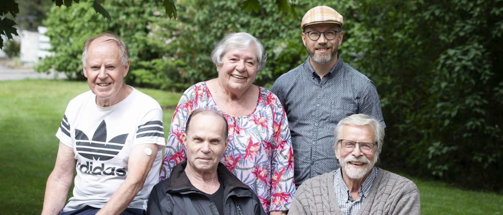 Kuvassa viisi henkilöä ovat ulkona. Edessä vasemmalta lähtien Erkki Holmberg, Reijo Aulio. Takana vasemmalta Jari Aalto, Ulla Vahtera, Kalle Ranto