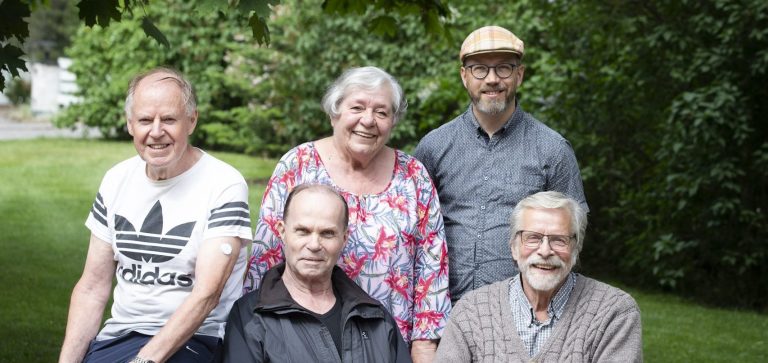 Kuvassa viisi henkilöä ovat ulkona. Edessä vasemmalta lähtien Erkki Holmberg, Reijo Aulio. Takana vasemmalta Jari Aalto, Ulla Vahtera, Kalle Ranto